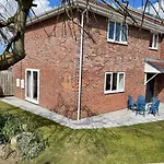 Sunny Corner, Padstow. Spacious 3 Bedrooms, 2.5 Bathrooms, Parking, Garden.