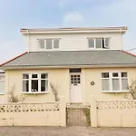 Spacious & Modern Beach House, 100M To Beach