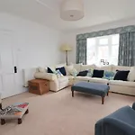 Spacious & Modern Beach House, 100M To Beach