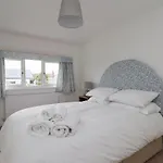 Spacious & Modern Beach House, 100M To Beach
