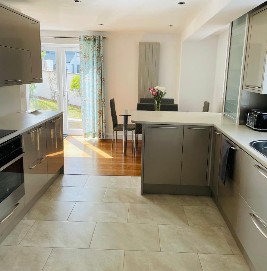 Holiday home Sunny Corner, Padstow. Spacious 3 Bedrooms, 2.5 Bathrooms, Parking, Garden. *