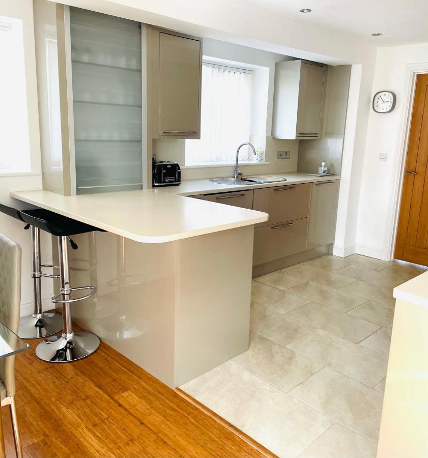 Sunny Corner, Padstow. Spacious 3 Bedrooms, 2.5 Bathrooms, Parking, Garden. * Padstow