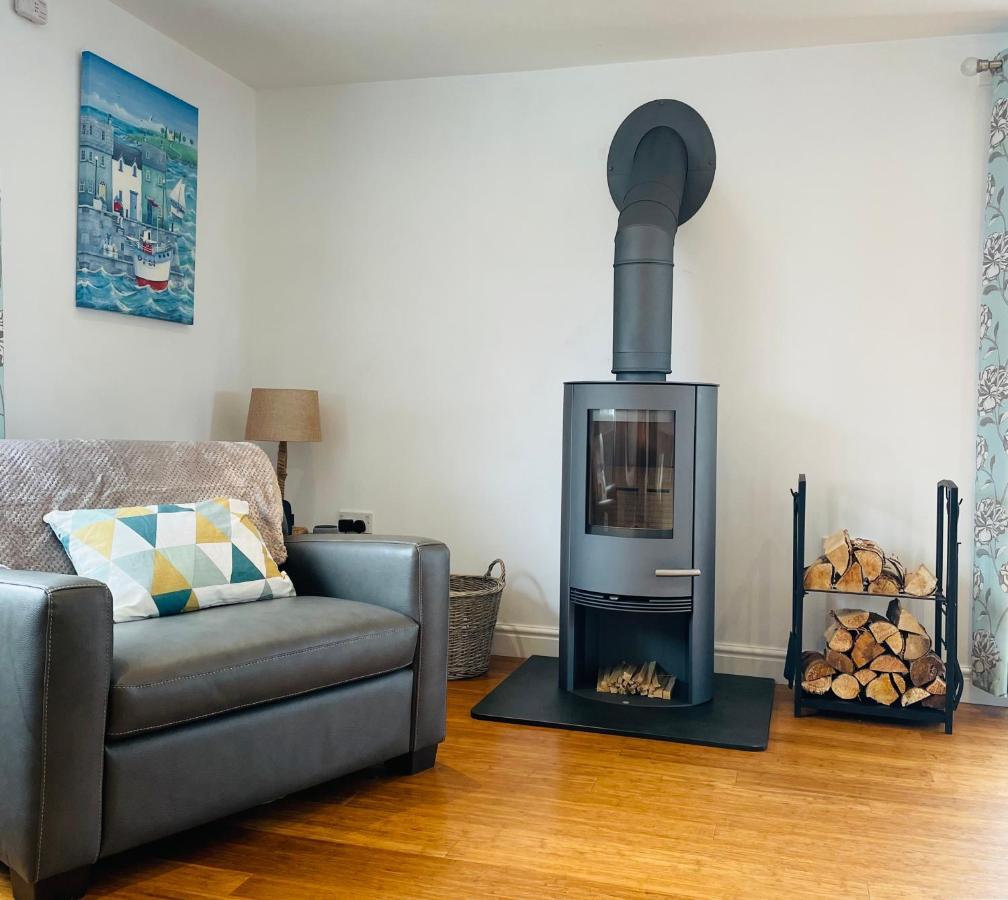 Holiday home Sunny Corner, Padstow. Spacious 3 Bedrooms, 2.5 Bathrooms, Parking, Garden. Padstow