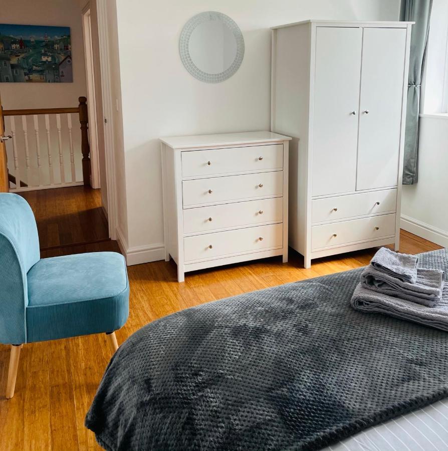 Holiday home Sunny Corner, Padstow. Spacious 3 Bedrooms, 2.5 Bathrooms, Parking, Garden. *