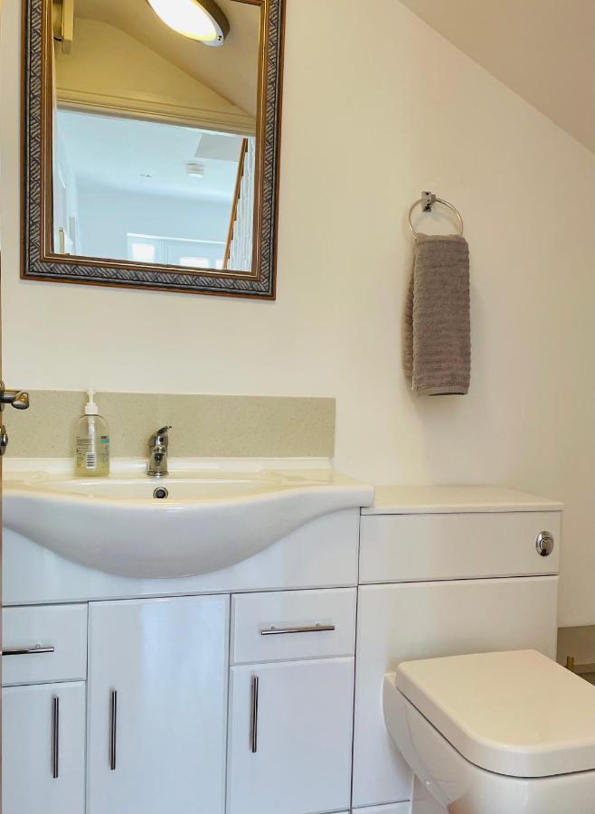 Sunny Corner, Padstow. Spacious 3 Bedrooms, 2.5 Bathrooms, Parking, Garden. Holiday home Padstow