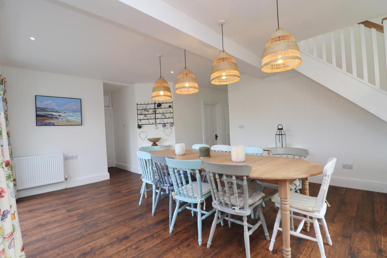 Spacious & Modern House, 100m To Holiday home