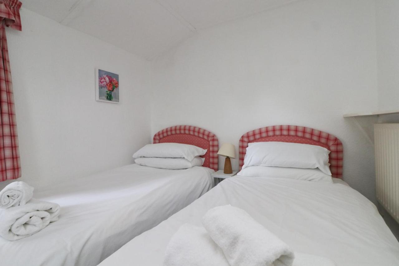 Spacious & Modern House, 100m To Holiday home *