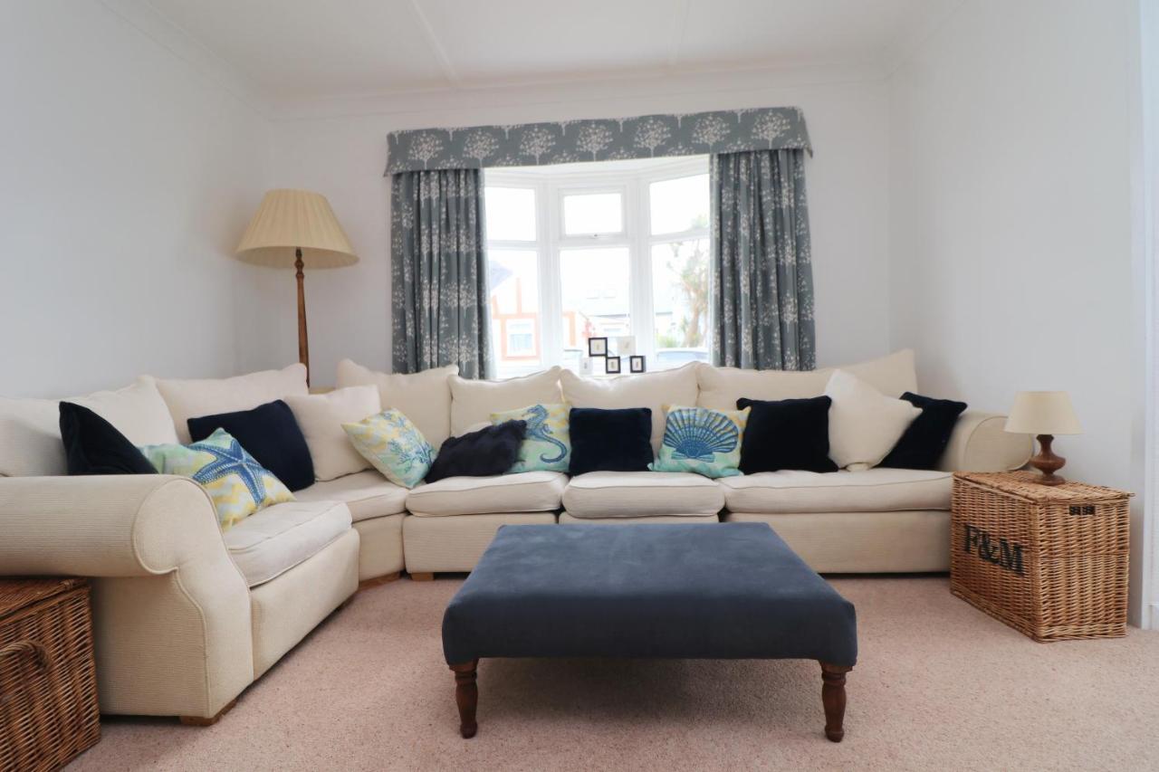 Spacious & Modern House, 100m To Holiday home *