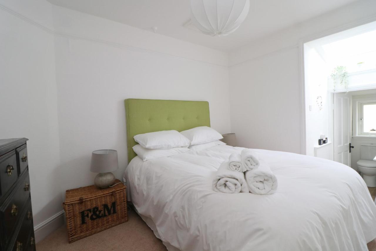 Spacious & Modern House, 100m To *