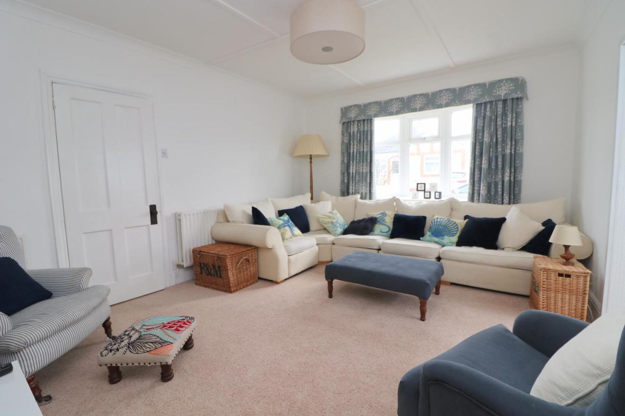 Spacious & Modern House, 100m To *