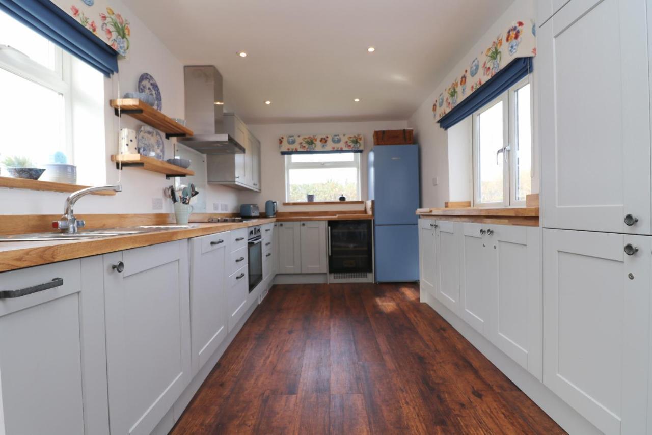 Spacious & Modern House, 100m To *