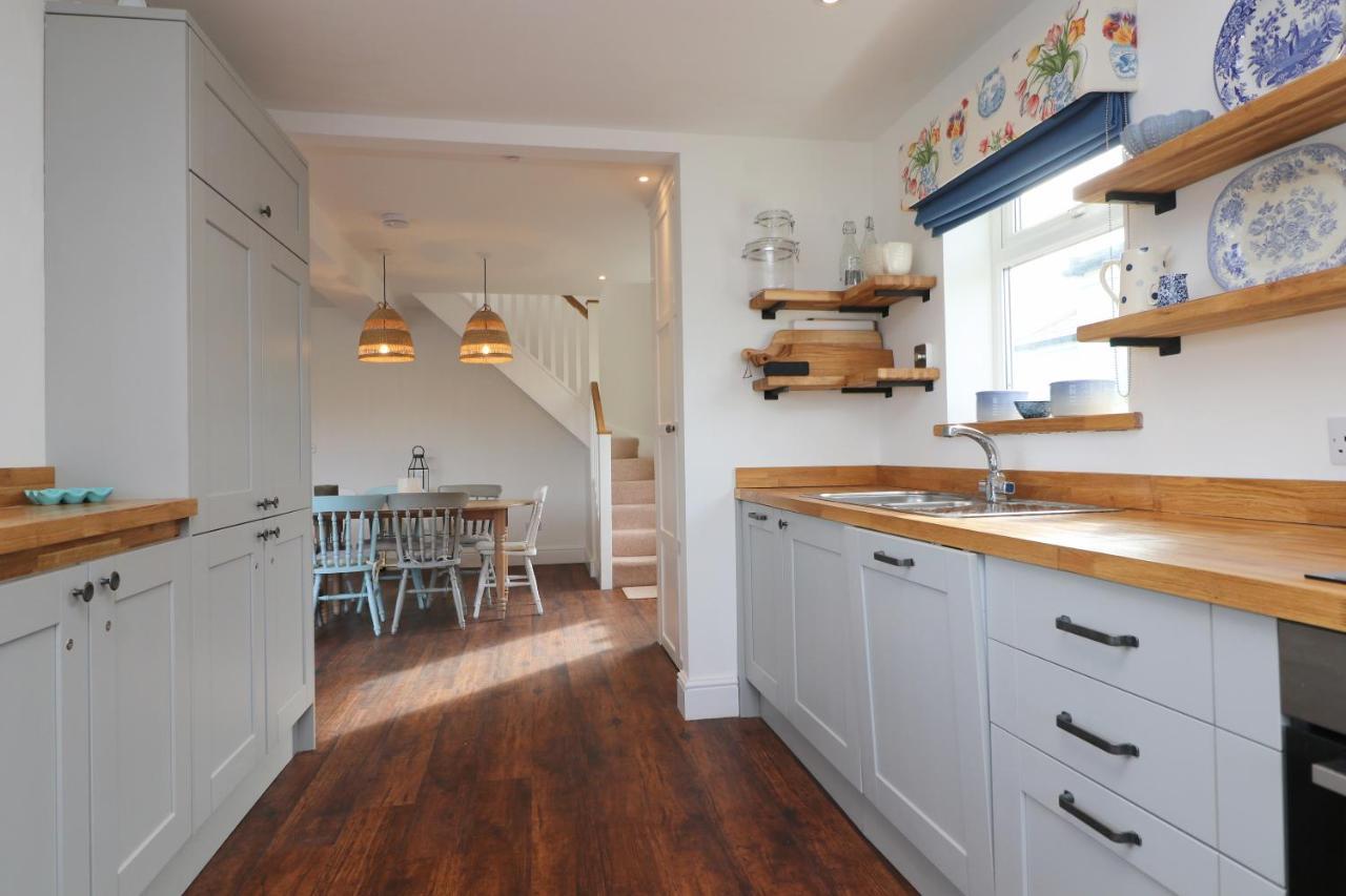Spacious & Modern House, 100m To *