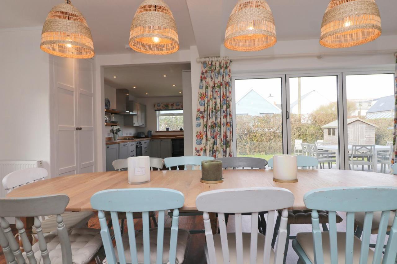 Spacious & Modern House, 100m To