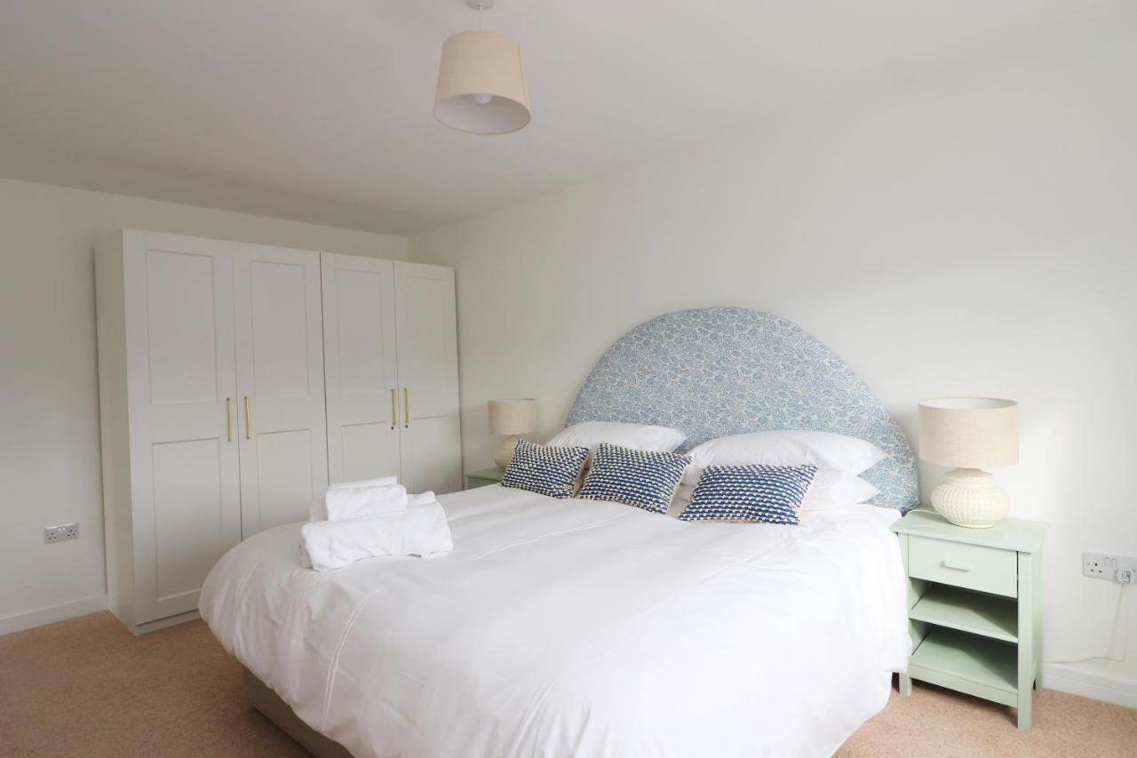 Spacious & Modern House, 100m To Holiday home *