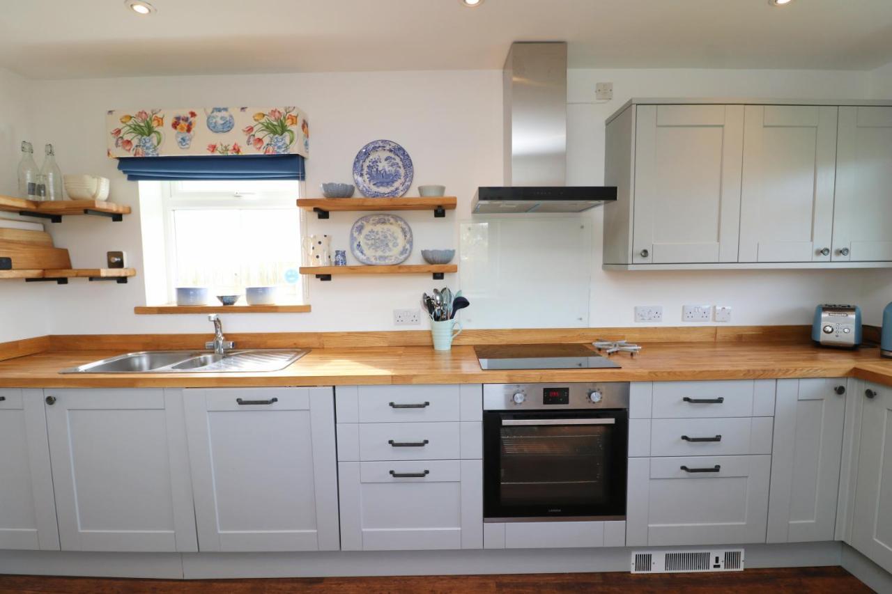 Spacious & Modern House, 100m To Padstow