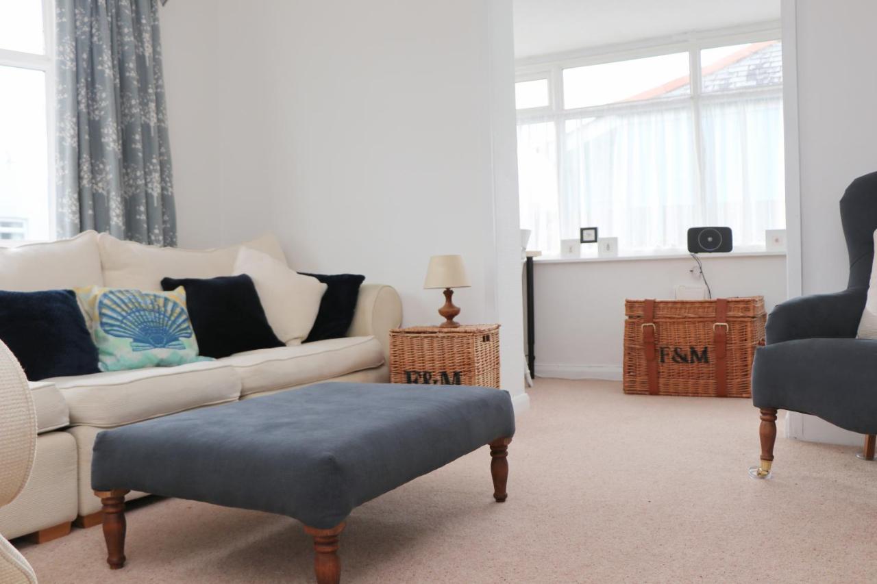 Spacious & Modern House, 100m To *