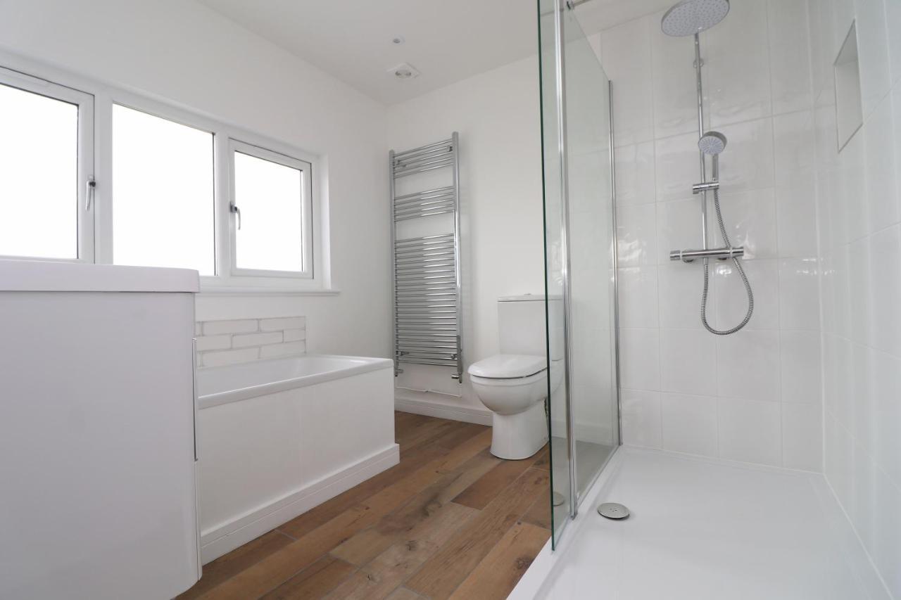 Spacious & Modern House, 100m To *