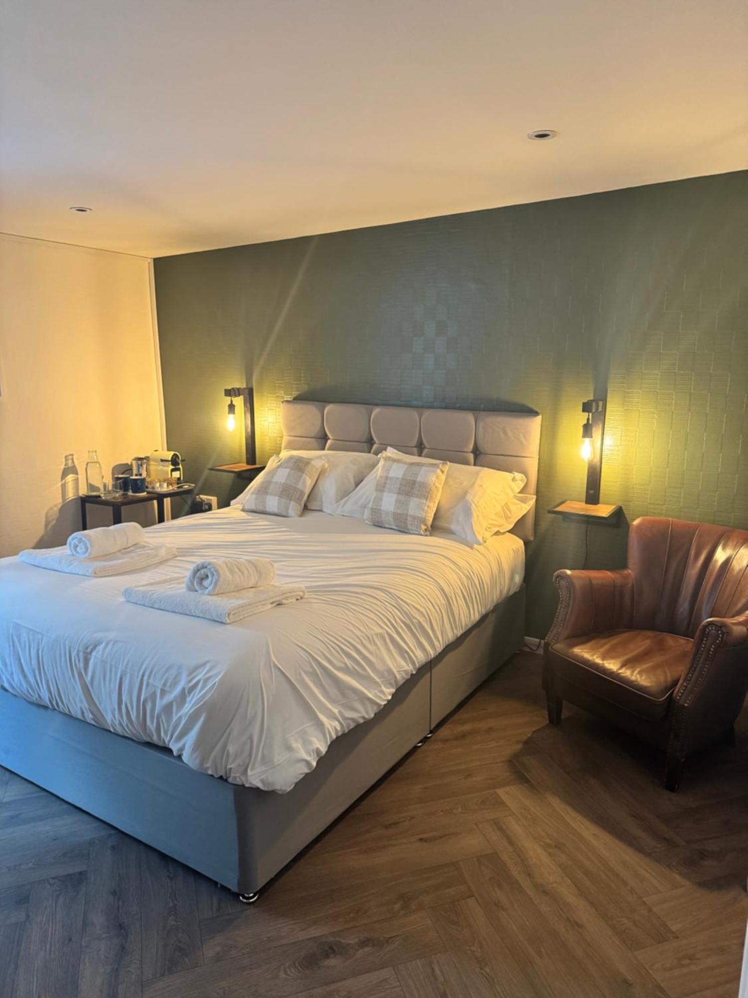 The London 3*