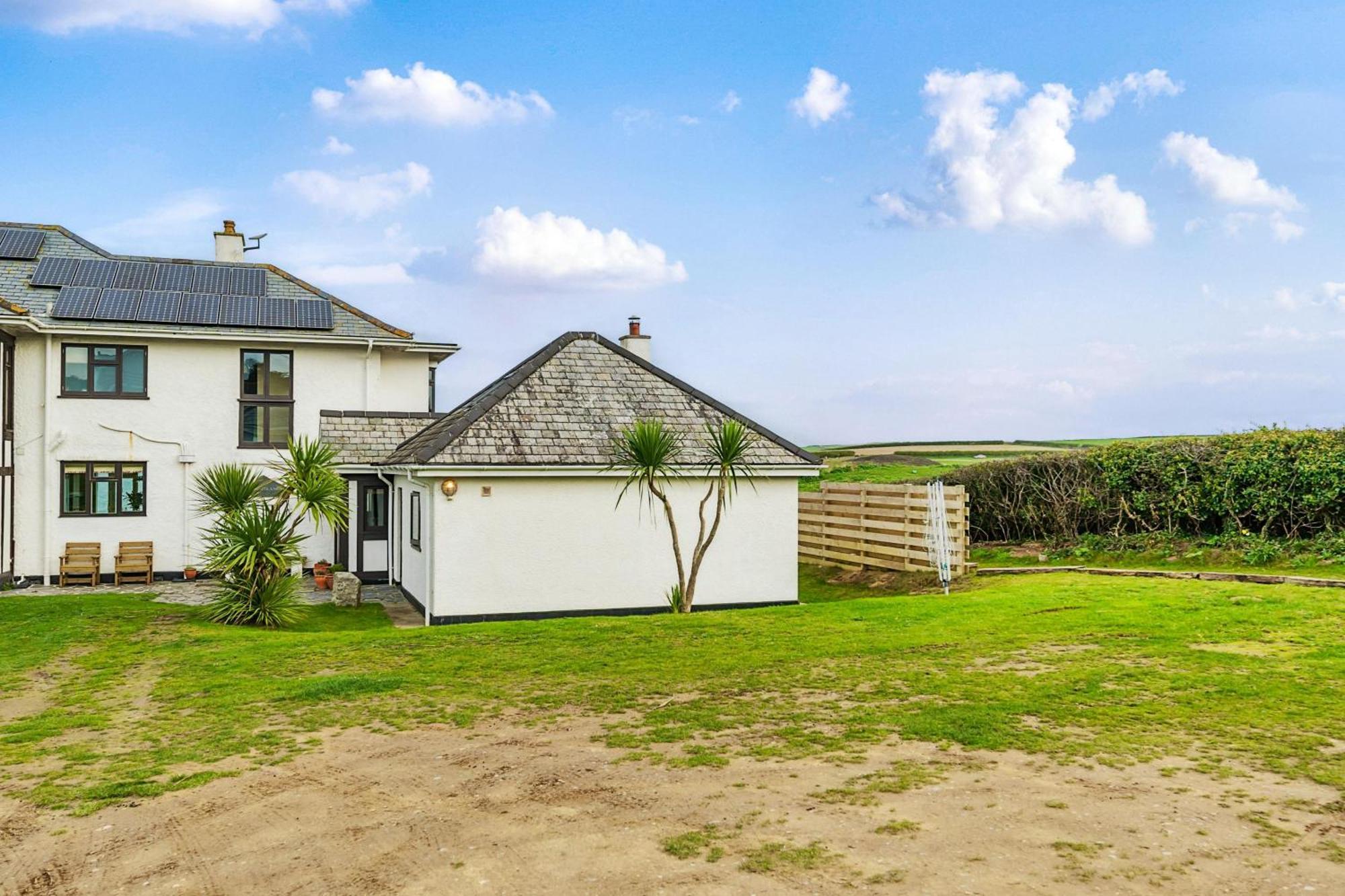 Headlands- Stylish Oceanfront On Harlyn Bay Holiday home