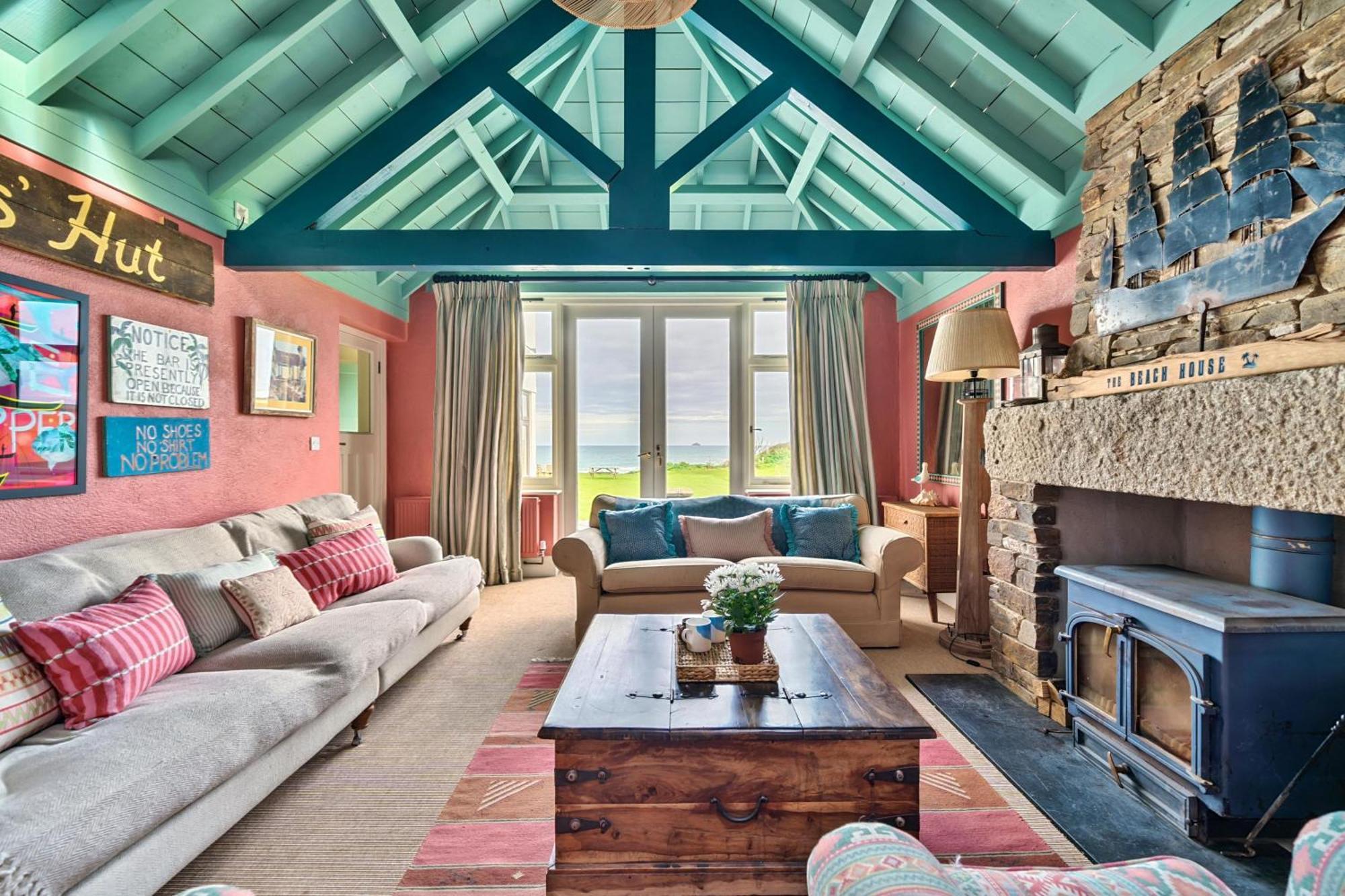 Holiday home Headlands- Stylish Oceanfront On Harlyn Bay *