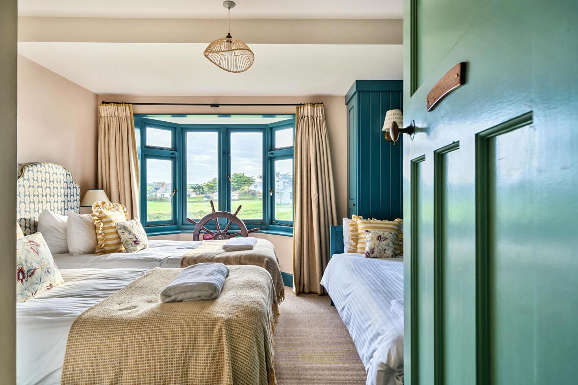 Headlands- Stylish Oceanfront On Harlyn Bay Padstow