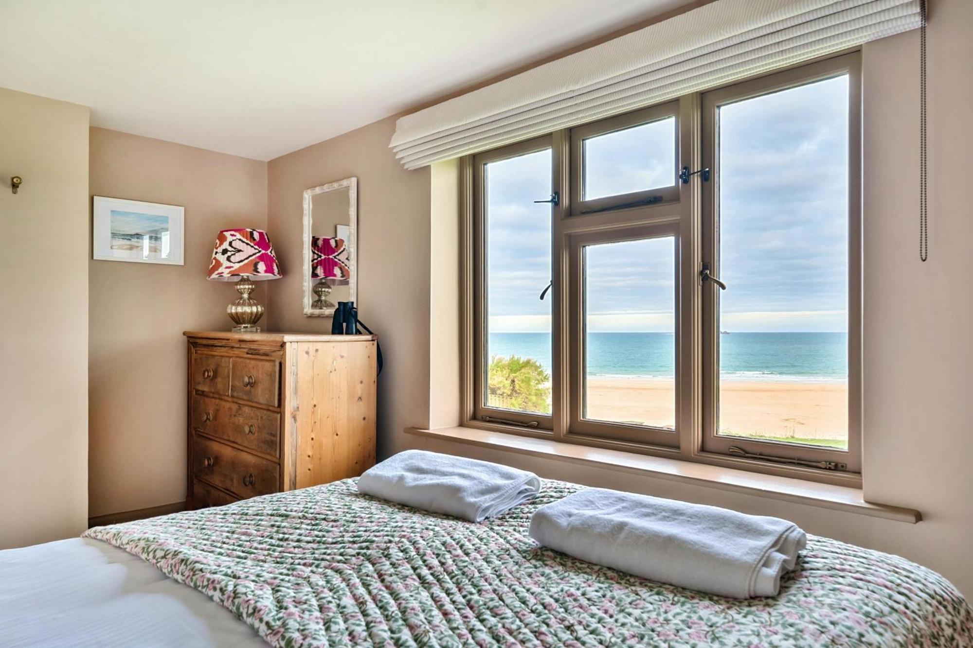 Headlands- Stylish Oceanfront On Harlyn Bay Holiday home
