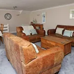 Town Centre Apartment With Parking