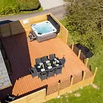 Puffin Hot Tub Lodge, 4 Bedrooms Resort, Pool,Gym,Bar