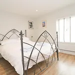 Stylish Townhouse In Padstow