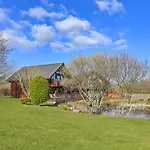 Swallow Lodge With Hot Tub, Dogs Welcome Sleeps 8, Great Resort Facilities