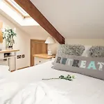 Duke House - Top Floor Apartment - 1 Bedroom Apartment With Hot Tub