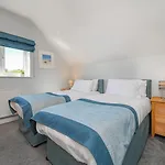 Lakeside House On Retallack Resort With Hot Tub 110