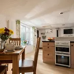 Lily Pad Cottage With Hot Tub