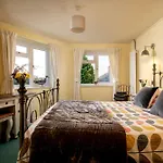 Old Round House With Hot Tub