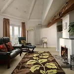 Old Round House With Hot Tub