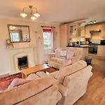 Wendy Lodge- Chalet Cottage, Sleeps 6 Adults