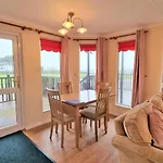 Wendy Lodge- Chalet Cottage, Sleeps 6 Adults