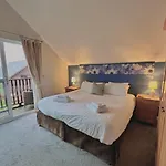 Hot Tub Lodge At Retallack Resort With 2 Bedrooms