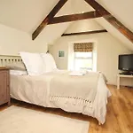 Town Centre Apartment With Parking
