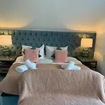 Waveside-Waterside With Hot Tubresort Poolgym