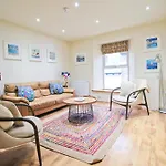 Town Centre Apartment With Parking