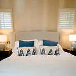 Bijou Beachfront Gem, Rock