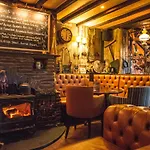 The Pickwick Inn & Oliver\'S Restaurant