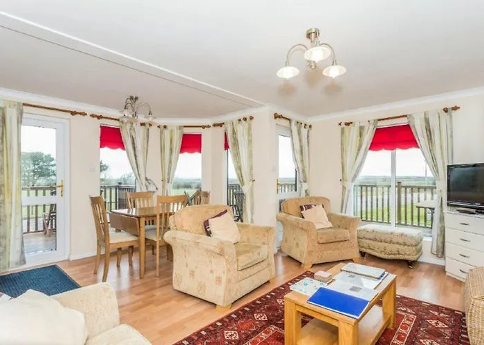 Wendy Lodge- Chalet Cottage, Sleeps 6 Adults
