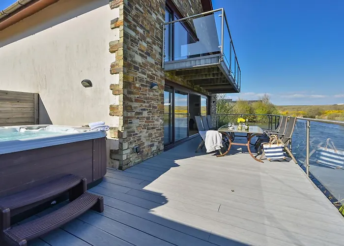 Lakeside House On Retallack Resort With Hot Tub 110
