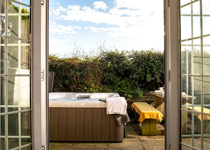 Badgers Way - With Hot Tub