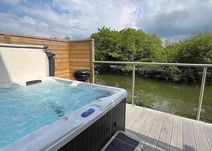 Waveside-Waterside With Hot Tubresort Poolgym