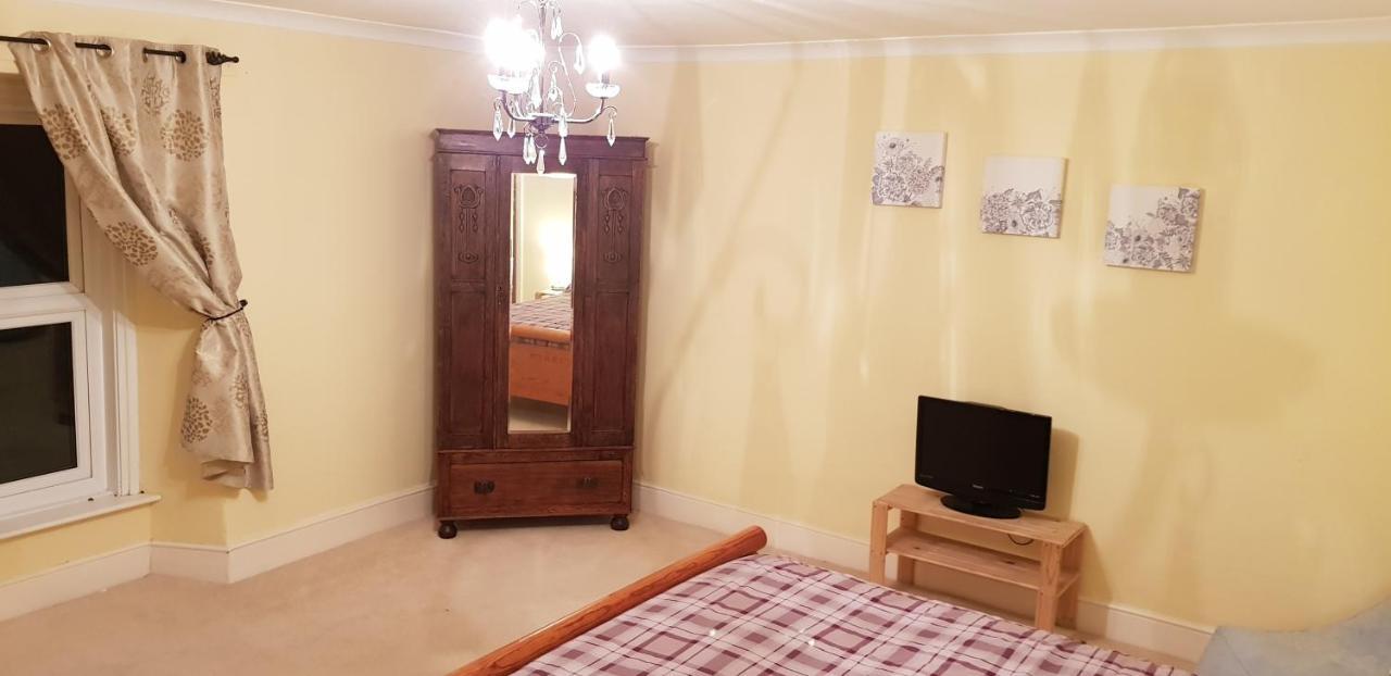 Padstow, Sleeps 5, You'll Be The Only Guests, Huge Rooms! Bed & Breakfast *