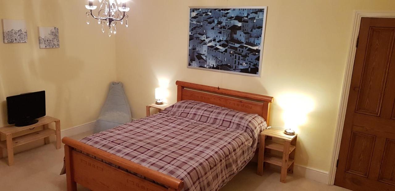 Acomodação com café da manhã  Padstow, Sleeps 5, You'll Be The Only Guests, Huge Rooms!