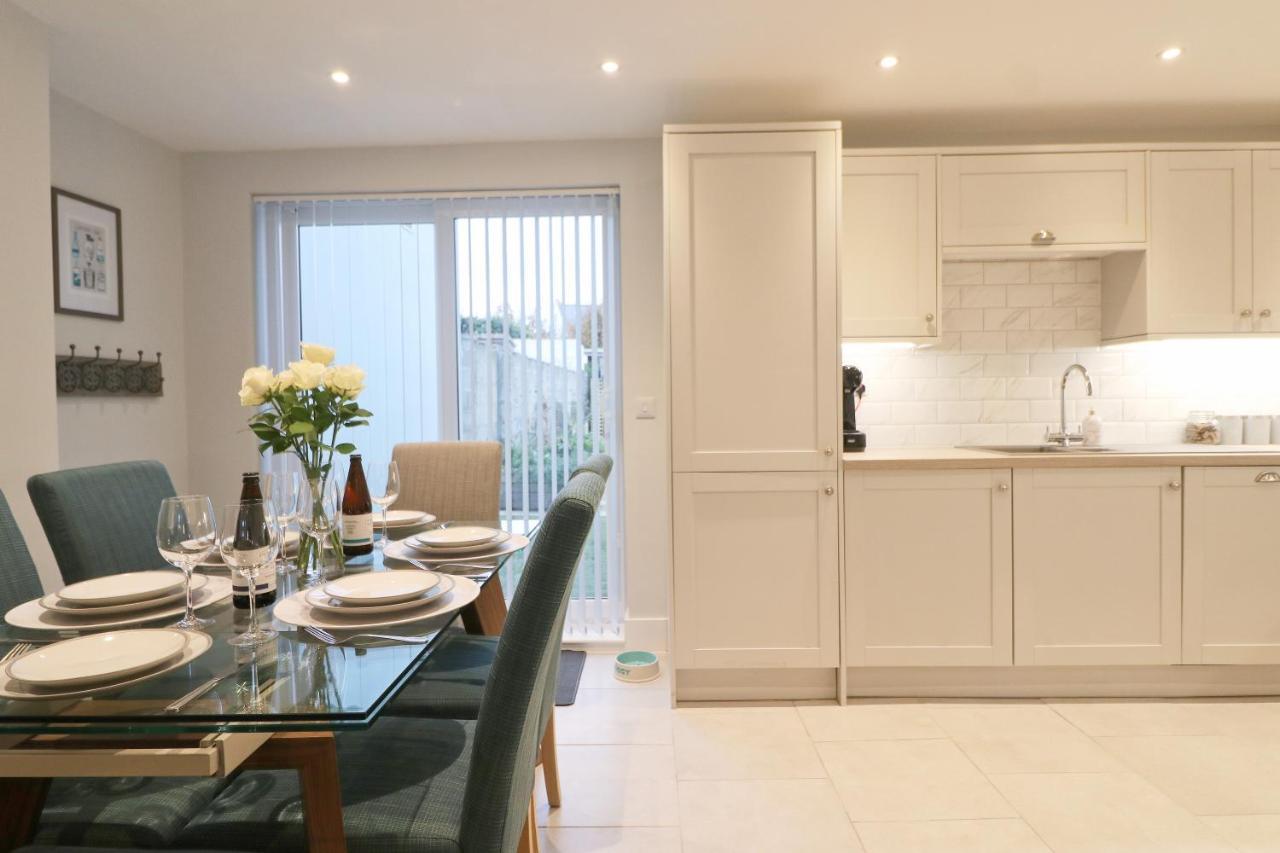 Townhouse, Close To Harbour With Sea Views Holiday home *